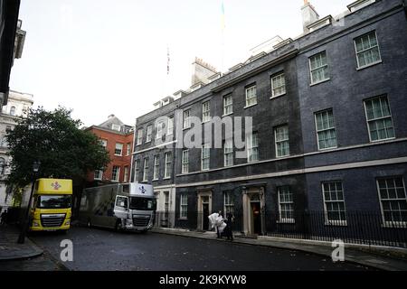 Lieferwagen des Unternehmens Bishop's Move, das sich auf Umzüge, Lagerung und Versand spezialisiert hat, in Downing Street, London. Bilddatum: Samstag, 29. Oktober 2022. Stockfoto