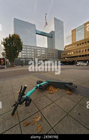 Brüssel, Brabant, Belgien 10 28 2022 Vertikale Weitwinkeleinstellung auf einem elektronischen, wiederaufladbaren Kalksteinsteig auf dem Bürgersteig mit Wolkenkratzern im Hintergrund Stockfoto