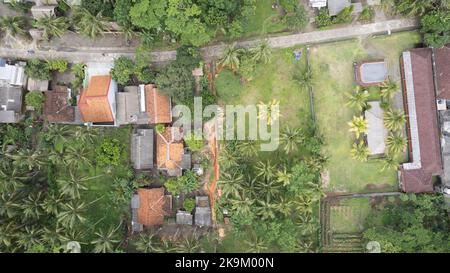 Dieses Foto wurde mit einer professionellen Drohnen-Kamera aufgenommen, die die Schönheit der Landschaft aus einer wirklich erhöhten Perspektive einfängt. Stockfoto