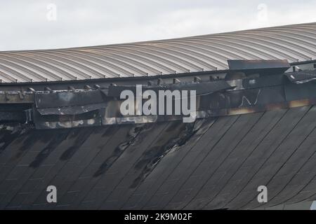 Slough, berkshire, Großbritannien. 29.. Oktober 2022. In den frühen Morgenstunden brach am Busbahnhof Slough ein riesiges Feuer aus. Feuerwehrleute des Royal Berkshire Fire and Rescue Service wurden über das gesamte Dach der Slough-Bushaltestelle zum Feuer gerufen. Mindestens ein Bus wurde zerstört. Feuerwehrleute bleiben heute Morgen vor Ort, und die Polizei von Thames Valley hat die Bushaltestelle abgesperrt. Die Ursache des Feuers ist unbekannt. Einige lokale Straßen, die früher gesperrt wurden, haben nun wieder geöffnet. Busse fahren noch, aber einige sind auf Umleitung. Quelle: Maureen McLean/Alamy Live News Stockfoto