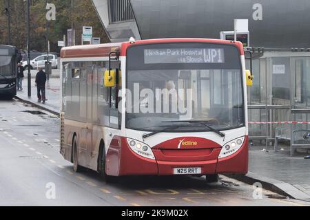 Slough, berkshire, Großbritannien. 29.. Oktober 2022. In den frühen Morgenstunden brach am Busbahnhof Slough ein riesiges Feuer aus. Feuerwehrleute des Royal Berkshire Fire and Rescue Service wurden über das gesamte Dach der Slough-Bushaltestelle zum Feuer gerufen. Mindestens ein Bus wurde zerstört. Feuerwehrleute bleiben heute Morgen vor Ort, und die Polizei von Thames Valley hat die Bushaltestelle abgesperrt. Die Ursache des Feuers ist unbekannt. Einige lokale Straßen, die früher gesperrt wurden, haben nun wieder geöffnet. Busse fahren noch, aber einige sind auf Umleitung. Quelle: Maureen McLean/Alamy Live News Stockfoto