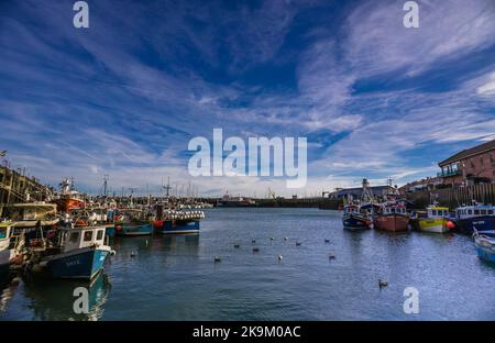 An einem sonnigen Herbsttag vertäuten Boote im Scarborough Harbour. Stockfoto