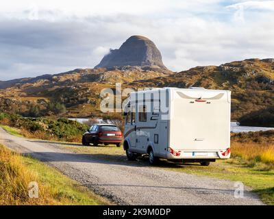 Ein Wohnheim unterhalb von Suilven vom Loch Druim Suardalain in Assynt, Schottland, Großbritannien. Stockfoto