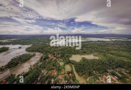 Dieses Foto wurde mit einer professionellen Drohnen-Kamera aufgenommen, die die Schönheit der Landschaft aus einer wirklich erhöhten Perspektive einfängt. Stockfoto