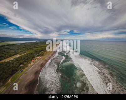 Dieses Foto wurde mit einer professionellen Drohnen-Kamera aufgenommen, die die Schönheit der Landschaft aus einer wirklich erhöhten Perspektive einfängt. Stockfoto