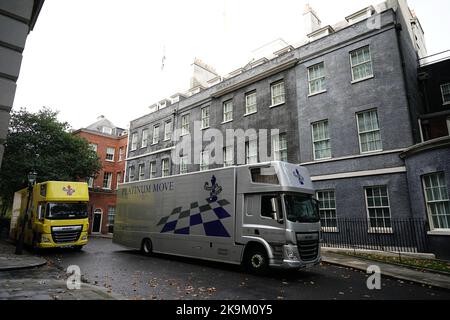 Lieferwagen des Unternehmens Bishop's Move, das sich auf Umzüge, Lagerung und Versand spezialisiert hat, in Downing Street, London. Bilddatum: Samstag, 29. Oktober 2022. Stockfoto