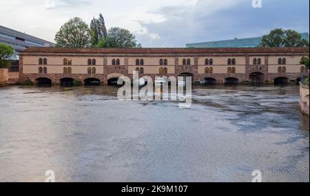 Eindruck am Wasser rund um den Vauban-Staudamm in Straßburg, einer Stadt im Elsass in Frankreich Stockfoto