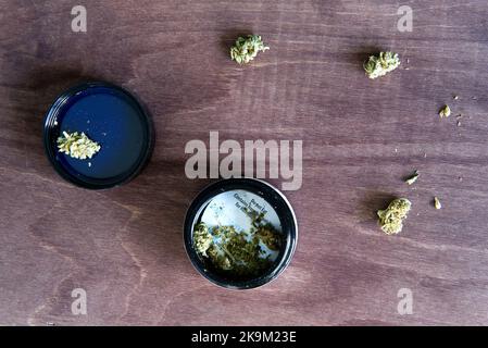 Getrockneter Rohhanf blüht mit CBD und THC, das in der alternativen Medizin und Aromatherapie verwendet wird Stockfoto