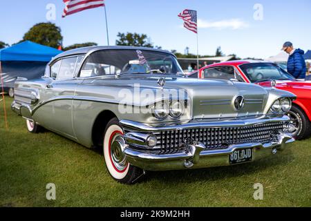 1958 Buick Super Riviera Coupé, ausgestellt auf der Race Day Airshow in Shuttleworth am 2.. Oktober 2022 Stockfoto