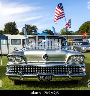 1958 Buick Super Riviera Coupé, ausgestellt auf der Race Day Airshow in Shuttleworth am 2.. Oktober 2022 Stockfoto