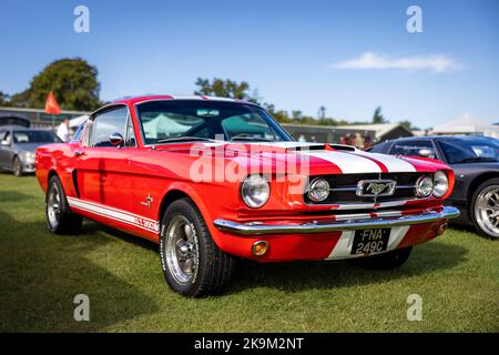 1965 Ford Mustang 289 Fastback, ausgestellt auf der Race Day Airshow in Shuttleworth am 2.. Oktober 2022 Stockfoto