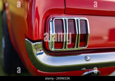 1965 Ford Mustang 289 Fastback, ausgestellt auf der Race Day Airshow in Shuttleworth am 2.. Oktober 2022 Stockfoto