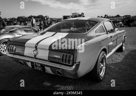 1965 Ford Mustang 289 Fastback, ausgestellt auf der Race Day Airshow in Shuttleworth am 2.. Oktober 2022 Stockfoto