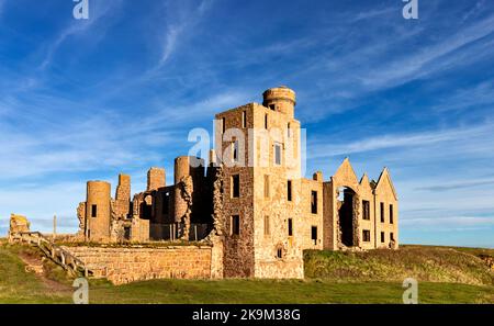 Slains Castle Cruden Bay Aberdeenshire Schottland Sonnenschein und blauer Himmel über den Überresten eines verwunschenen Schlosses Stockfoto