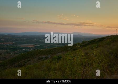 Blick von der Spitze des Berges auf die Dörfer darunter Stockfoto