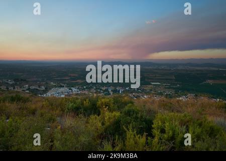 Blick von der Spitze des Berges auf die Dörfer darunter Stockfoto