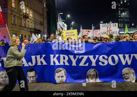 Warschau, Polen. 28. Oktober 2022. Während des Krisenstreiks in Warschau marschieren Demonstranten durch die Straßen, halten Plakate und ein Banner in der Hand. Hunderte von Demonstranten marschierten durch die Straßen Warschaus, um gegen die Politik der Regierung in Bezug auf hohe Energiepreise und die Abhängigkeit von fossilen Brennstoffen aus Russland, die Inflationskrise und die steigenden Gewinne der Energieunternehmen zu demonstrieren. Kredit: SOPA Images Limited/Alamy Live Nachrichten Stockfoto