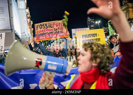Warschau, Polen. 28. Oktober 2022. Während des Krisenstreiks in Warschau singt ein Protestant Parolen durch ein Megaphon. Hunderte von Demonstranten marschierten durch die Straßen Warschaus, um gegen die Politik der Regierung in Bezug auf hohe Energiepreise und die Abhängigkeit von fossilen Brennstoffen aus Russland, die Inflationskrise und die steigenden Gewinne der Energieunternehmen zu demonstrieren. Die Organisatoren der Kundgebung nannten ihre Bewegung den „Krisenstreik“ und behaupten, wütend auf die polnische Regierung zu sein, weil sie das Land nicht vor steigenden Kosten für fossile Brennstoffe schützen konnte und ihre Zurückhaltung beim Übergang zu erneuerbaren Energien gezögert hatte Stockfoto