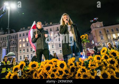 Warschau, Polen. 28. Oktober 2022. Michal Kolodziejczak (L), Vorsitzender der Organisation Agro Union (Agro Unia), hält während des Krisenstreiks in Warschau ein Mikrofon und eine Flagge in der Hand. Hunderte von Demonstranten marschierten durch die Straßen Warschaus, um gegen die Politik der Regierung in Bezug auf hohe Energiepreise und die Abhängigkeit von fossilen Brennstoffen aus Russland, die Inflationskrise und die steigenden Gewinne der Energieunternehmen zu demonstrieren. Kredit: SOPA Images Limited/Alamy Live Nachrichten Stockfoto