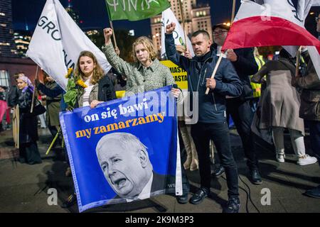 Warschau, Polen. 28. Oktober 2022. Michal Kolodziejczak (R), Vorsitzender der Organisation Agro Union (Agro Unia), macht während des Krisenstreiks in Warschau eine Geste mit einer Flagge. Hunderte von Demonstranten marschierten durch die Straßen Warschaus, um gegen die Politik der Regierung in Bezug auf hohe Energiepreise und die Abhängigkeit von fossilen Brennstoffen aus Russland, die Inflationskrise und die steigenden Gewinne der Energieunternehmen zu demonstrieren. Kredit: SOPA Images Limited/Alamy Live Nachrichten Stockfoto
