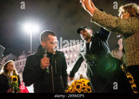 Warschau, Polen. 28. Oktober 2022. Michal Kolodziejczak (L), Vorsitzender der Organisation Agro Union (Agro Unia) hält eine Rede während des Krisenstreiks in Warschau. Hunderte von Demonstranten marschierten durch die Straßen Warschaus, um gegen die Politik der Regierung in Bezug auf hohe Energiepreise und die Abhängigkeit von fossilen Brennstoffen aus Russland, die Inflationskrise und die steigenden Gewinne der Energieunternehmen zu demonstrieren. Kredit: SOPA Images Limited/Alamy Live Nachrichten Stockfoto