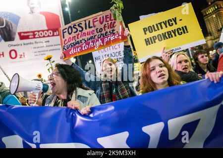 Warschau, Polen. 28. Oktober 2022. Während des Krisenstreiks in Warschau marschieren Demonstranten durch die Straßen, halten Plakate und ein Banner in der Hand. Hunderte von Demonstranten marschierten durch die Straßen Warschaus, um gegen die Politik der Regierung in Bezug auf hohe Energiepreise und die Abhängigkeit von fossilen Brennstoffen aus Russland, die Inflationskrise und die steigenden Gewinne der Energieunternehmen zu demonstrieren. Kredit: SOPA Images Limited/Alamy Live Nachrichten Stockfoto