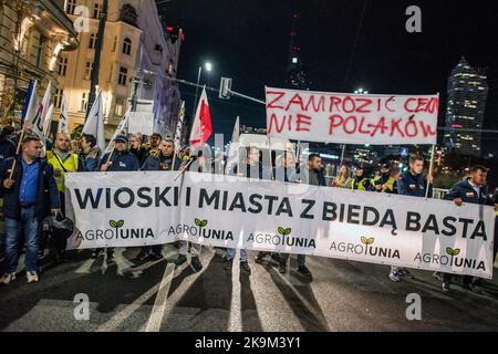 Warschau, Polen. 28. Oktober 2022. Demonstranten der Organisation Agro Union (Agro Unia) marschieren während des Krisenstreiks in Warschau mit Transparenten durch die Straßen. Hunderte von Demonstranten marschierten durch die Straßen Warschaus, um gegen die Politik der Regierung in Bezug auf hohe Energiepreise und die Abhängigkeit von fossilen Brennstoffen aus Russland, die Inflationskrise und die steigenden Gewinne der Energieunternehmen zu demonstrieren. Kredit: SOPA Images Limited/Alamy Live Nachrichten Stockfoto