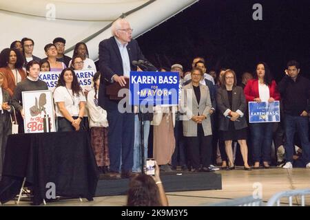 Playa Vista, USA. 28. Oktober 2022. Der amerikanische Politiker/US-Senator Bernie Sanders (I-VT) spricht auf der Bühne bei der Los Angeles Mayoral Candidate Karen Bass GOTV Rally mit US-Senator Bernie Sanders, veranstaltet von der California Working Families Party, die am 27. Oktober 2022 im Playa Vista Central Park Bandshell in Playa Vista, Los Angeles, Kalifornien, USA, stattfand. Bild: Image Press Agency/Alamy Live News Stockfoto