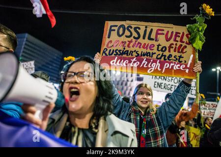 Warschau, Polen. 28. Oktober 2022. Eine Protesterin hält ein Plakat, auf dem sie ihre Meinung während des Krisenstreiks in Warschau zum Ausdruck bringt. Hunderte von Demonstranten marschierten durch die Straßen Warschaus, um gegen die Politik der Regierung in Bezug auf hohe Energiepreise und die Abhängigkeit von fossilen Brennstoffen aus Russland, die Inflationskrise und die steigenden Gewinne der Energieunternehmen zu demonstrieren. Die Organisatoren der Kundgebung nannten ihre Bewegung den „Krisenstreik“ und behaupten, wütend über die polnische Regierung zu sein, weil sie das Land nicht vor steigenden Kosten für fossile Brennstoffe und ihrem Widerwillen gegen den Übergang zu rene schützen konnte Stockfoto