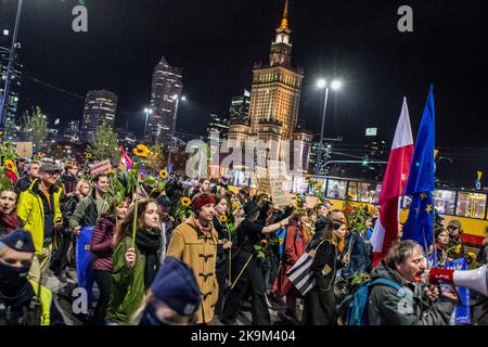 Warschau, Polen. 28. Oktober 2022. Während des Krisenstreiks in Warschau marschieren die Demonstranten durch die Straßen, halten Plakate und Fahnen in der Hand. Hunderte von Demonstranten marschierten durch die Straßen Warschaus, um gegen die Politik der Regierung in Bezug auf hohe Energiepreise und die Abhängigkeit von fossilen Brennstoffen aus Russland, die Inflationskrise und die steigenden Gewinne der Energieunternehmen zu demonstrieren. Kredit: SOPA Images Limited/Alamy Live Nachrichten Stockfoto