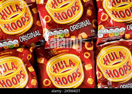 Pakete mit original Flavour Hula Hoops Kartoffelsnacks. Stockfoto