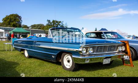 1964 Ford Galaxie 500, ausgestellt auf der Race Day Airshow in Shuttleworth am 2.. Oktober 2022 Stockfoto