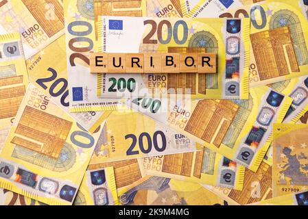 Wort EURIBOR ist in Holzbuchstaben auf dem Hintergrund von 200 Euro Banknoten geschrieben. Kopieren Einfügen. Stockfoto