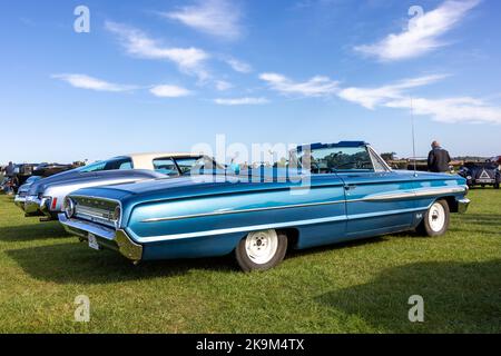 1964 Ford Galaxie 500, ausgestellt auf der Race Day Airshow in Shuttleworth am 2.. Oktober 2022 Stockfoto