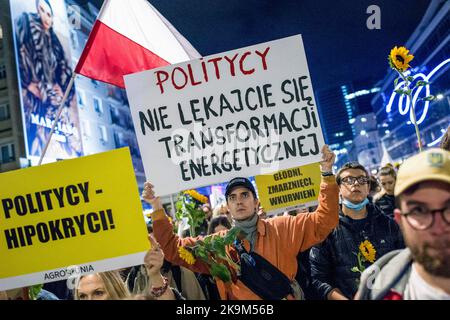 Während des Krisenstreiks in Warschau marschieren Demonstranten durch die Straßen und halten Plakate. Hunderte von Demonstranten marschierten durch die Straßen Warschaus, um gegen die Politik der Regierung in Bezug auf hohe Energiepreise und die Abhängigkeit von fossilen Brennstoffen aus Russland, die Inflationskrise und die steigenden Gewinne der Energieunternehmen zu demonstrieren. Die Organisatoren der Kundgebung nannten ihre Bewegung den „Krisenstreik“ und behaupten, wütend über die polnische Regierung zu sein, weil sie das Land nicht vor steigenden Kosten für fossile Brennstoffe und ihrem Widerwillen gegen den Übergang zu erneuerbaren Energiequellen schützen konnte. ( Stockfoto