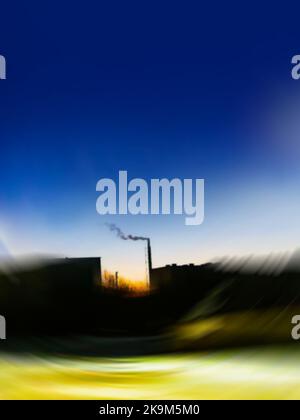 Verschwommener abstrakter Nachtgarten Hintergrund. Verschwommene Sommergarten-Nacht. Stockfoto