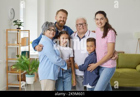Porträt einer glücklichen Familie mit drei Generationen von Enkelkindern bis zu Eltern und Großeltern. Stockfoto