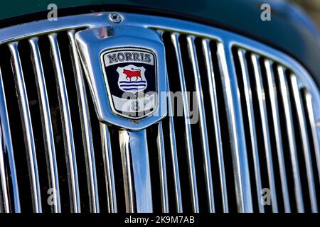 1939 Morris Eight Series E Badge, ausgestellt auf der Race Day Airshow in Shuttleworth am 2.. Oktober 2022 Stockfoto