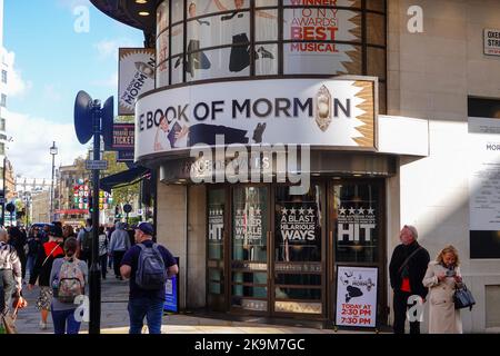 People Outside Prince of Wales Treatre mit Book of Mormon, Coventry St, London. Stockfoto