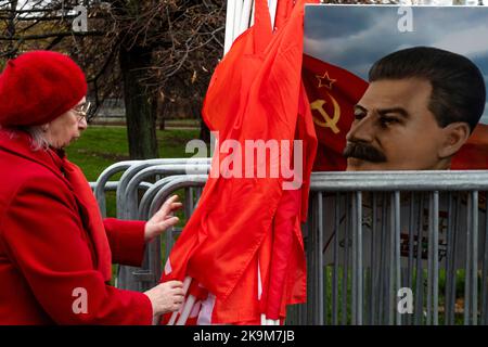 Moskau, Russland. 29.. Oktober 2022. Die Anhänger der Kommunistischen Partei (KPRF) nehmen an einer Zeremonie Teil, bei der Kränze und Blumen auf Lenins Mausoleum auf dem Roten Platz gelegt werden, und markieren 104 Jahre seit der Gründung der Komsomol (All-Union Leninist Young Communist League) in Moskau, Russland Stockfoto