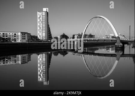 Glasgow Bogenbrücke über den Fluss Clyde, weniger formal bekannt als Squinty Bridge Stockfoto