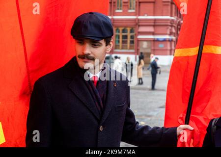 Moskau, Russland. 29.. Oktober 2022. Die Anhänger der Kommunistischen Partei (KPRF) nehmen an einer Zeremonie Teil, bei der Kränze und Blumen auf Lenins Mausoleum auf dem Roten Platz gelegt werden, und markieren 104 Jahre seit der Gründung der Komsomol (All-Union Leninist Young Communist League) in Moskau, Russland Stockfoto