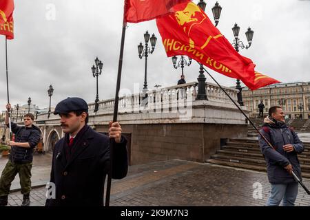 Moskau, Russland. 29.. Oktober 2022. Die Anhänger der Kommunistischen Partei (KPRF) nehmen an einer Zeremonie Teil, bei der Kränze und Blumen auf Lenins Mausoleum auf dem Roten Platz gelegt werden, und markieren 104 Jahre seit der Gründung der Komsomol (All-Union Leninist Young Communist League) in Moskau, Russland Stockfoto