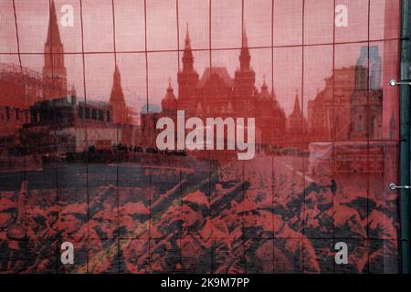 Moskau, Russland. 29.. Oktober 2022. Blick auf den Roten Platz durch einen Bauzaun bei der Einrichtung festlicher Installationen zum Tag der Nationalen Einheit im Zentrum von Moskau, Russland Stockfoto