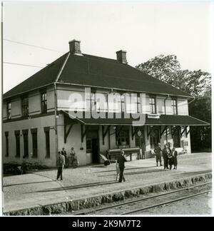 Der Bahnhof wurde 1874 gebaut. 1934 wurde das Bahnhofshaus wieder aufgebaut. Stockfoto