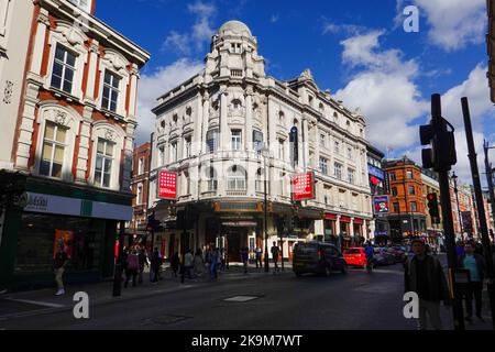 Londons Gielgud Theatre, mit To Kill a Mockingbird, West End Theaterviertel, Shaftesbury Avenue, City of Westminster with People. Stockfoto