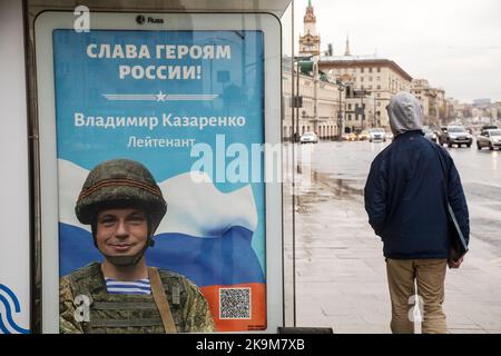 Moskau, Russland. 29.. Oktober 2022 in Moskau, Russland, ist ein Banner mit einem Porträt des Militäranmannes Wladimir Kozarenko, der an einer speziellen Militäroperation in der Ukraine teilnahm, zu sehen Stockfoto