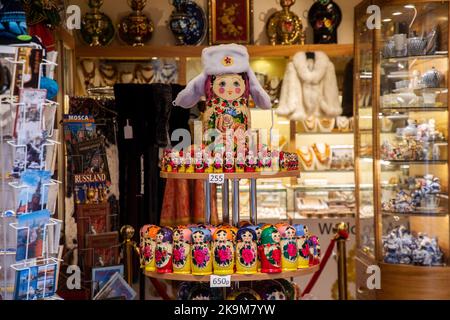 Moskau, Russland. 29.. Oktober 2022. Russische Matreshka-Puppen im Sortiment an einer Theke eines Souvenirshoppers in der Arbat-Straße im Zentrum von Moskau, Russland Stockfoto