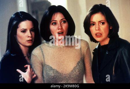 SHANNEN DOHERTY, ALYSSA MILANO UND HOLLY MARIE KÄMME IN CHARMED (1998). Kredit: DAS WB FERNSEHENNETZ / Album Stockfoto