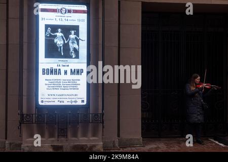 Moskau, Russland. 29.. Oktober 2022. Plakat des Theaterstücks „Krieg und Frieden“, das Leo Tolstoi im Gebäude des Jewgeni-Wachtangov-Theaters anlässlich des 100.-jährigen Bestehens des Theaters vom Regisseur Thomas Tuminas in Moskau, Russland, inszenierte Stockfoto